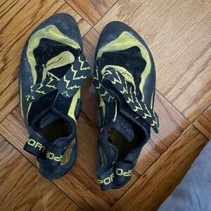 La Sportiva Mens Climbing Shoes - Black and Yellow